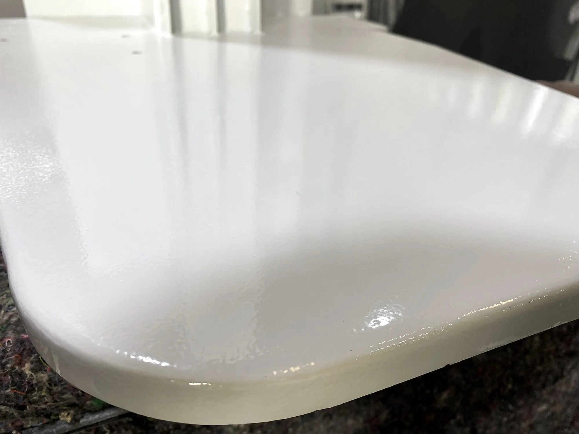 Borda de peça pintada em branco, com acabamento texturizado