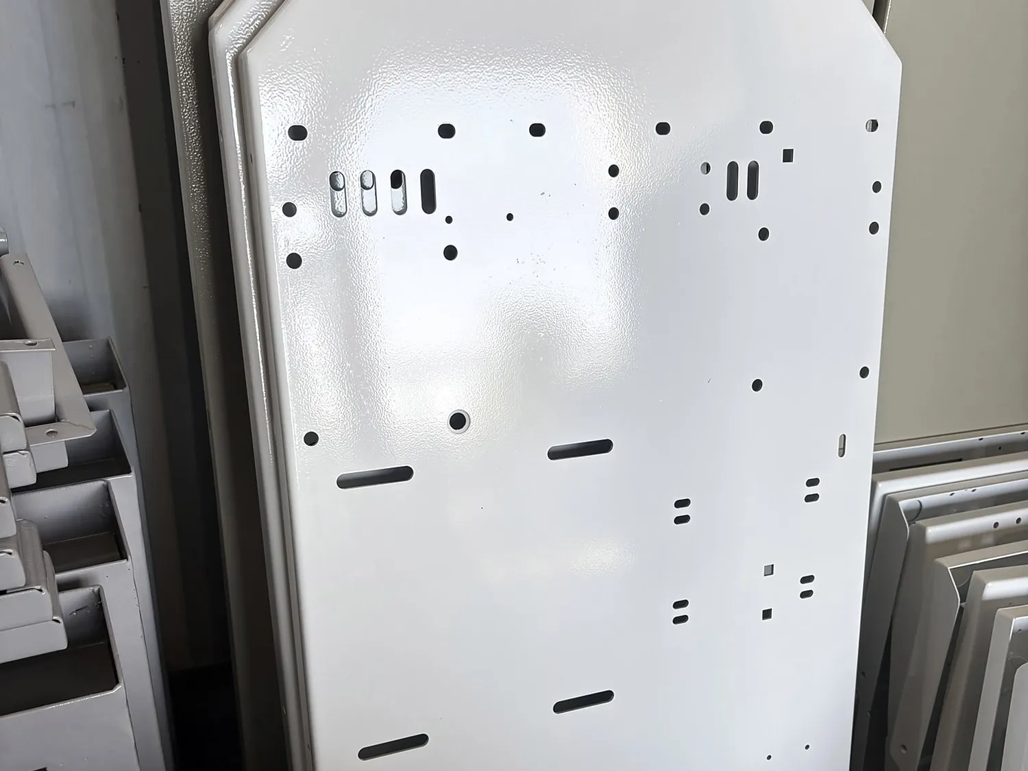 Base de máquina pintada em branco, com acabamento liso