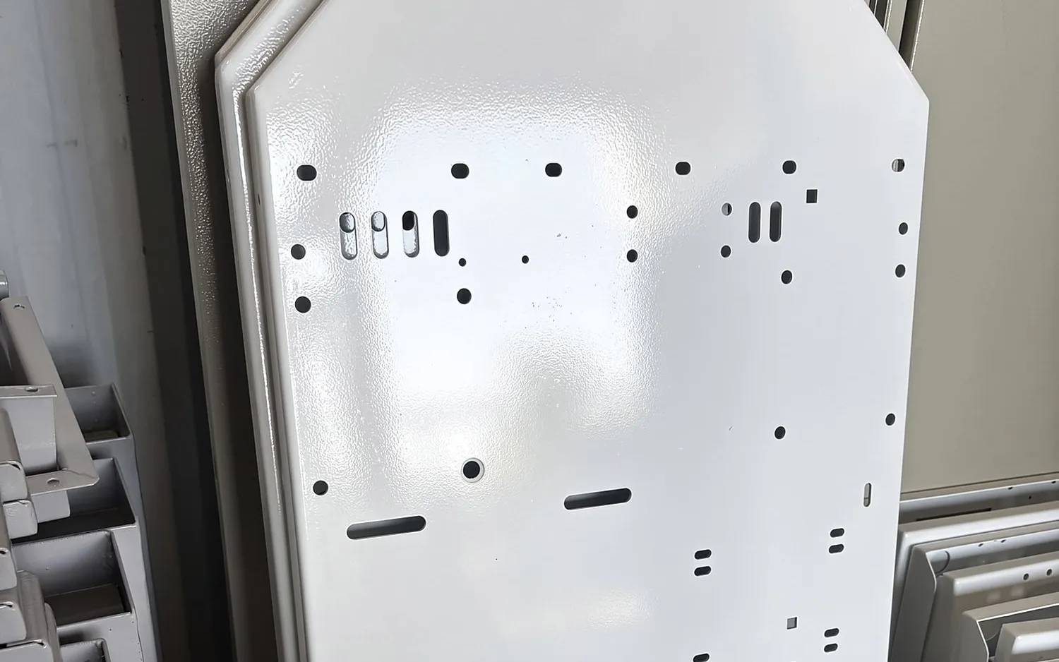 Base de máquina com furação, pintada em branco liso