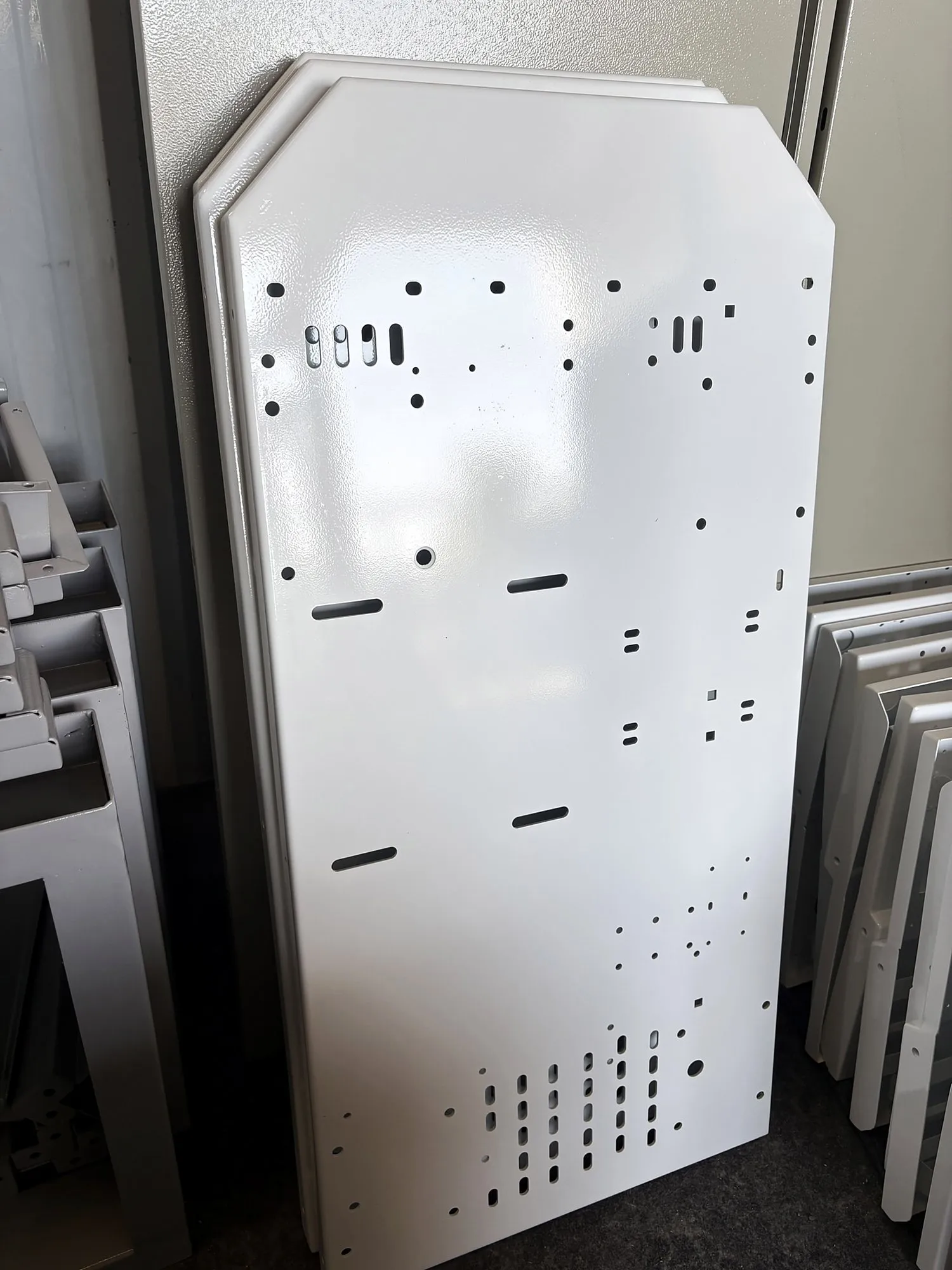 Base de máquina com furação, pintada em branco liso