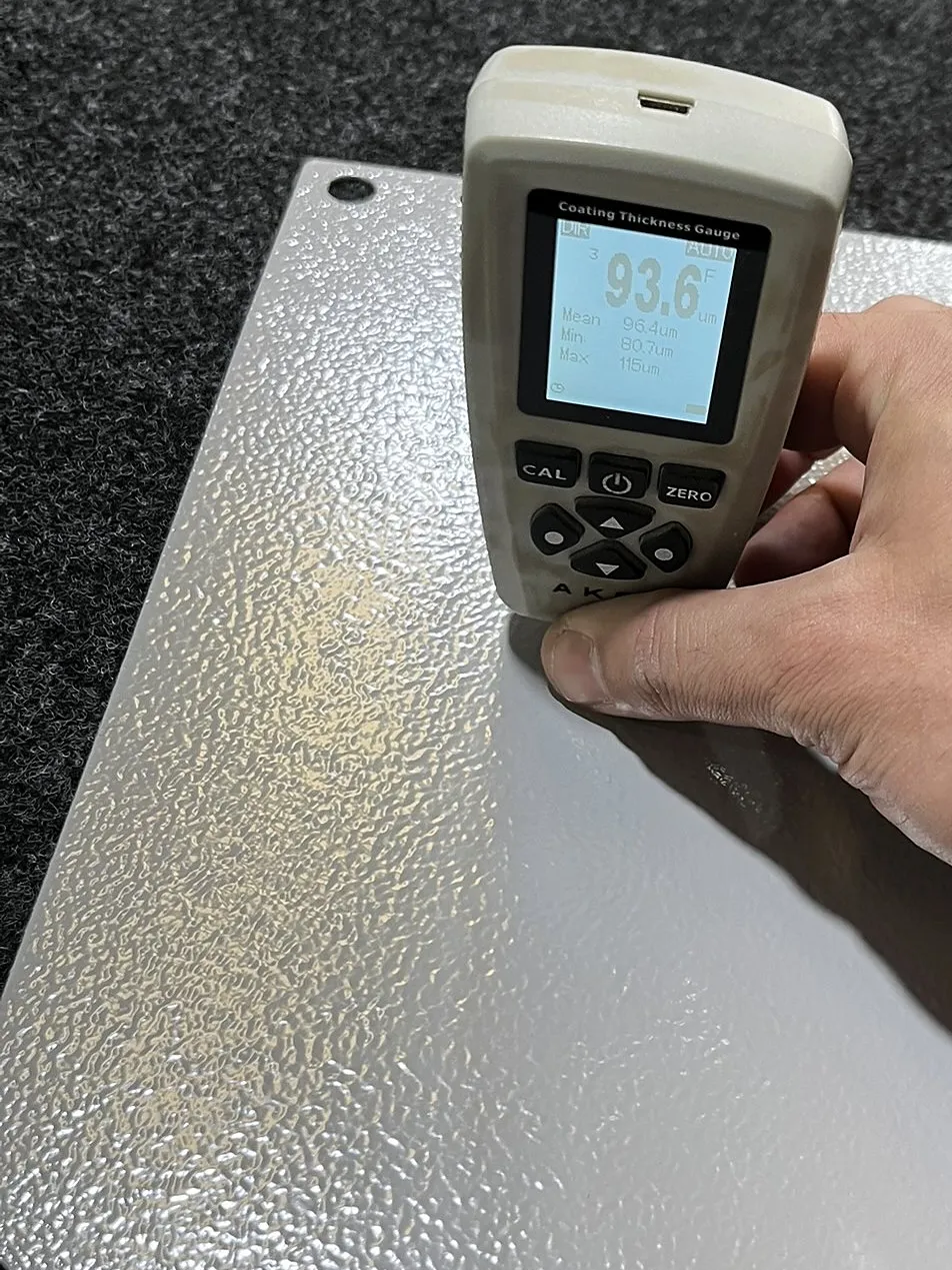 Medição de camada em peça com acabamento texturizado, leitura de 93,6 µm
