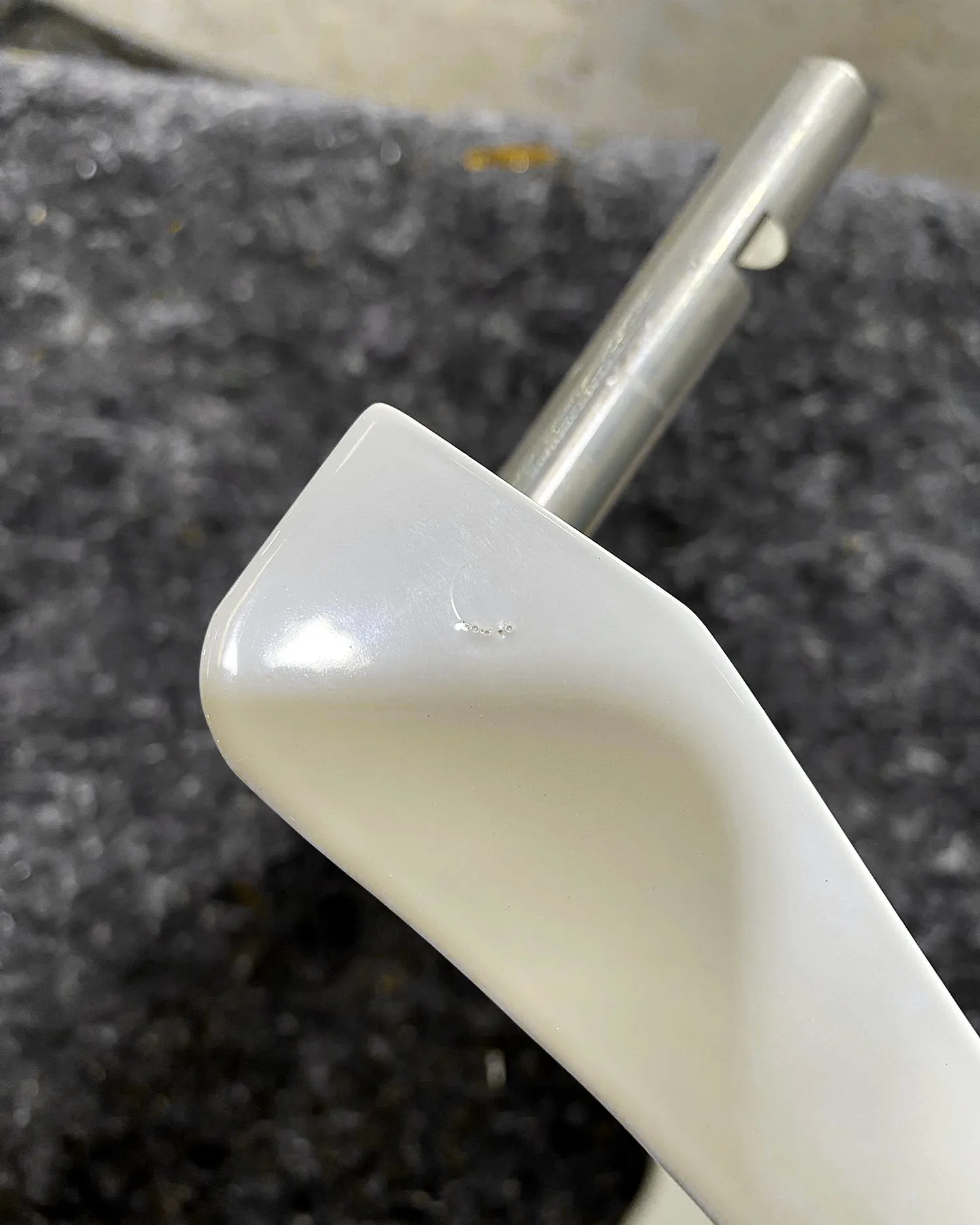 Detalhe de peça curva pintada em branco